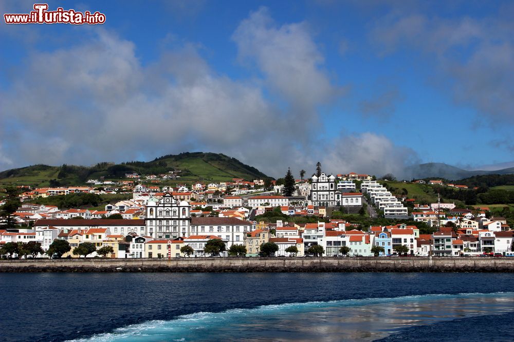 Immagine Horta, capitale dell'isola di Faial, vista da un traghetto, Portogallo.