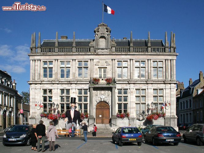 Immagine L' edificio dell'Hôtel de Ville (il Municipio) di Bergues, in Francia. La cittadina, situata nella regione Nord-Passo di Calais a pochi km dal confine con il Belgio, conta circa 4000 abitanti.