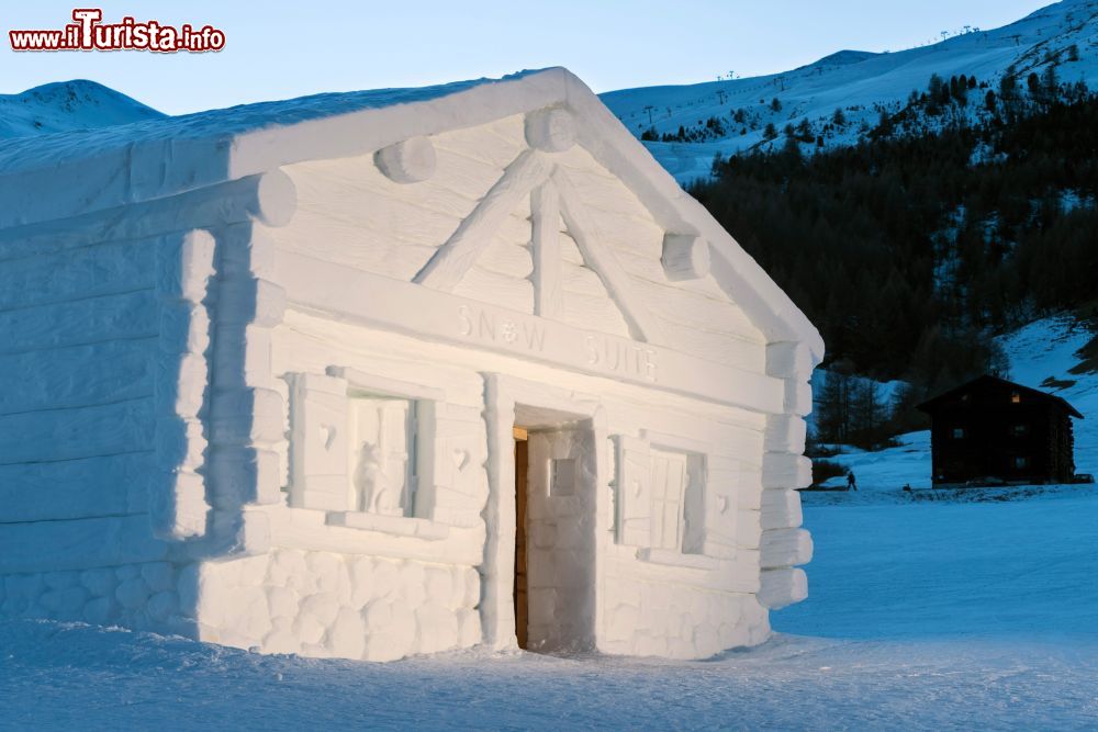 Immagine L'artista Vania Cusini ha trasformato anonimi blocchi di neve in due camere dal design alpino, ispirato ai secolari boschi di larice che coprono le pendici della valle di Livigno, e alle loro leggende