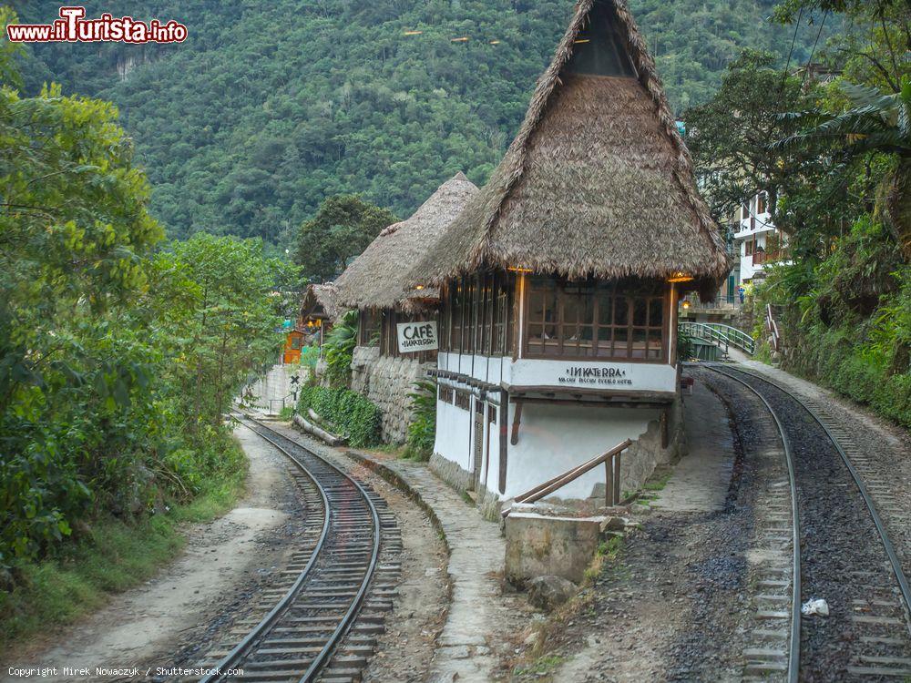 Immagine Hotel e coffee house nei pressi della stazione ferroviaria di Agua Calientes, Perù. Questa località sorge sul fiume Urubamba ed è l'insediamento in cui il treno arriva da Cuzco  - © Mirek Nowaczyk / Shutterstock.com