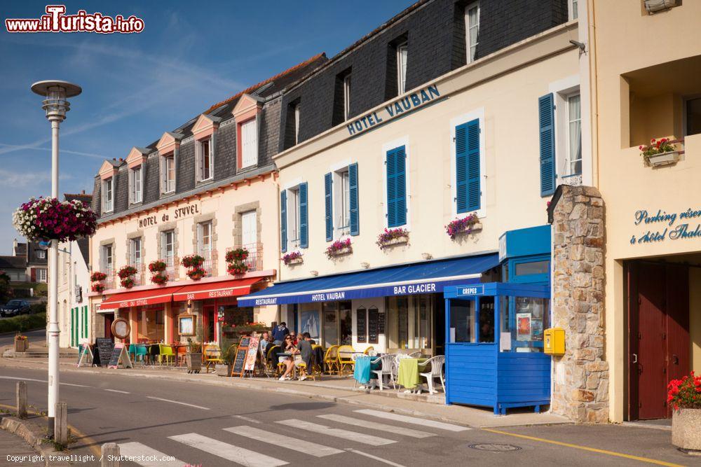 Immagine Hotel e ristoranti lungo una stradina della città costiera di Camaret-sur-Mer, Bretagna, Francia. - © travellight / Shutterstock.com