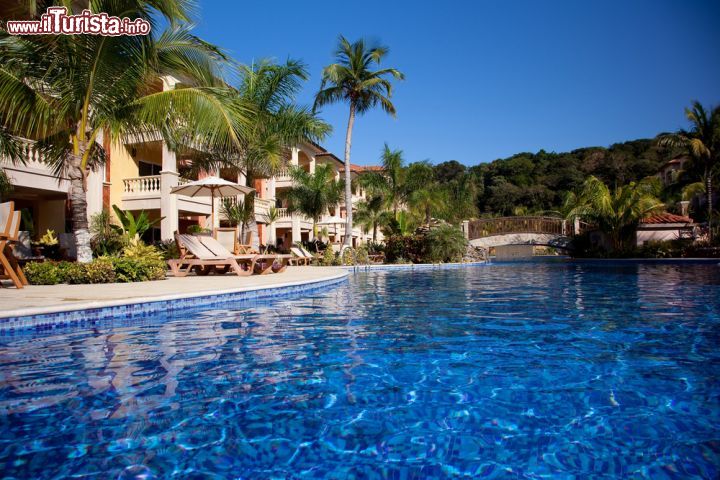 Immagine Hotel a Roatan, Honduras - Negli ultimi anni il turismo è diventato la principale fonte di sostentamento di quest'isola grazie anche a belle strutture ricettive e alberghiere che si mescolano sapientemente nella natura rigogliosa di questo angolo di Honduras © Chepe Nicoli / Shutterstock.com