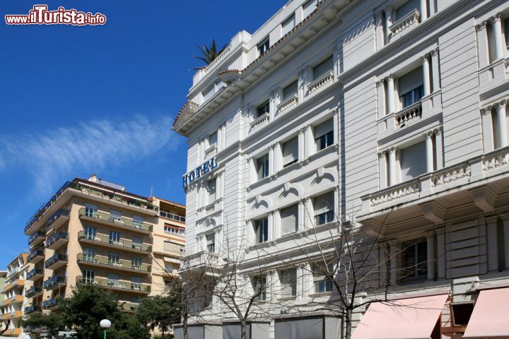 Immagine Uno degli hotel di Pescara, Abruzzo. Fra le attività che più contribuiscono economicamente allo sviluppo e al benessere di questa città il turismo è una delle principali - © onairda / Shutterstock.com