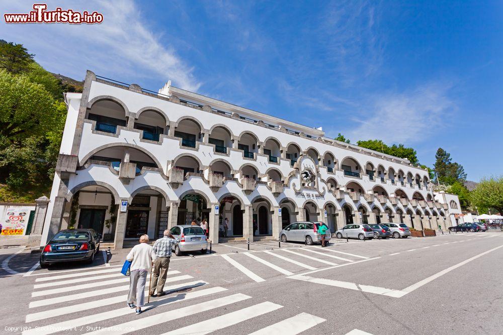 Immagine L'hotel Sao Bento situato di fronte al santuario, Terras de Bouro (Portogallo) - © StockPhotosArt / Shutterstock.com