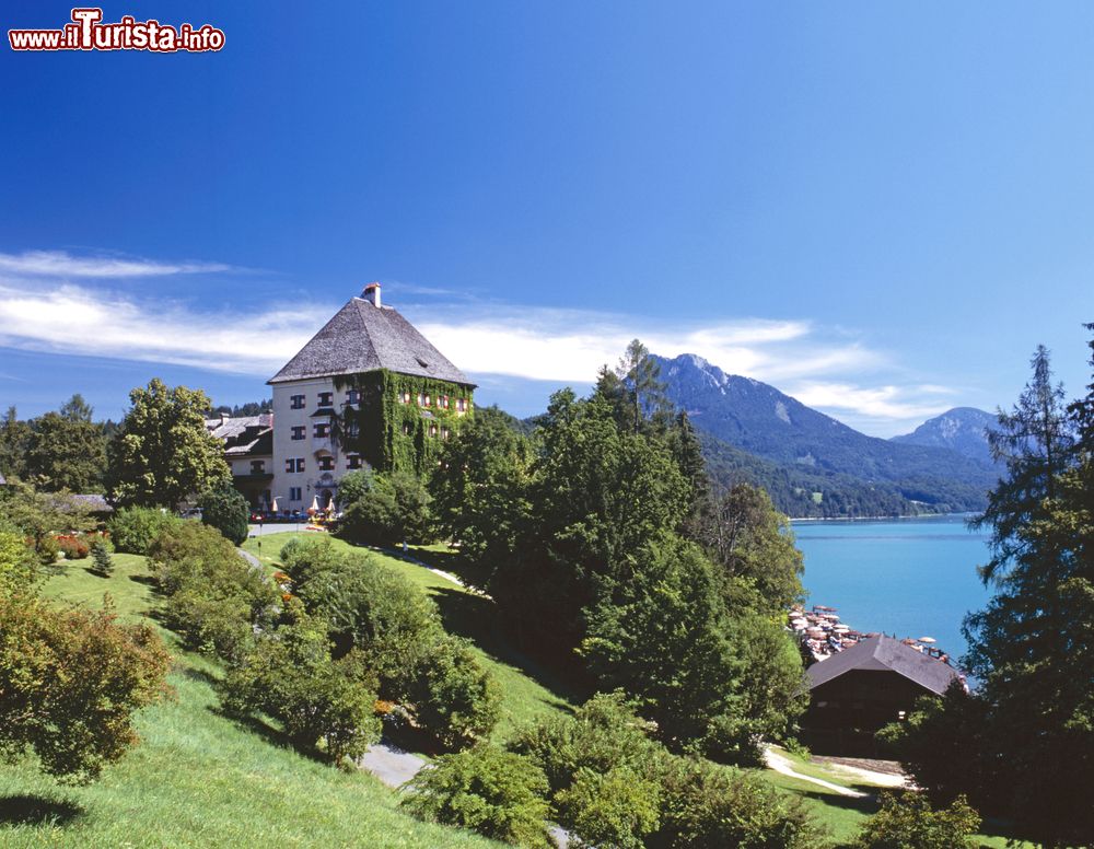 Immagine L'Hotel Schloss Fuschl sul lago Fuschl, Austria. Ricavato da un antico castello medievale dove l'arciduca di Salisburgo accoglieva e ospitava i nobili di corte, con il tempo venne trasformato in un albergo. Ancora oggi è disponibile la camera in cui alloggiava la principessa Sissi. 