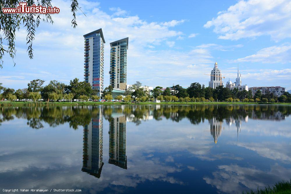 Immagine L'Hotel Sheraton e l'Hilton Hotel & Residences durante la loro costruzione a Batumi, Georgia. La cittadina è uno dei principali porti sul Mare Nero - © Vahan Abrahamyan / Shutterstock.com