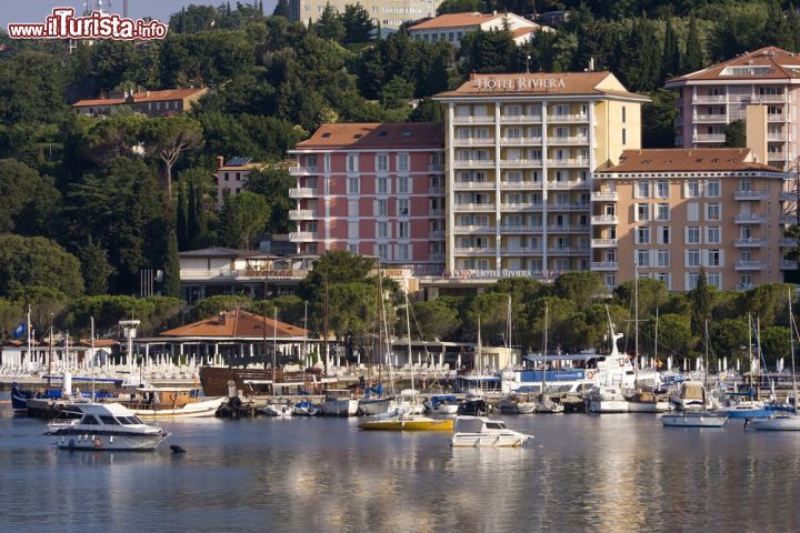 Immagine Una schiera di hotel davanti al lungomare di Portorose, una delle principali località termali della Slovenia - foto © Andreas R.