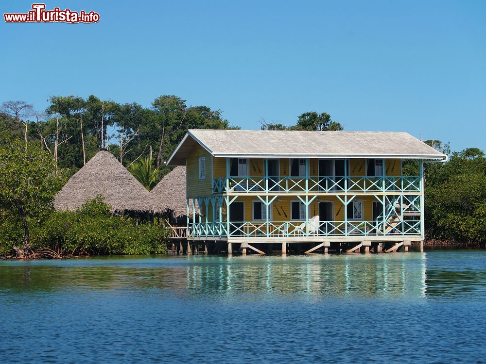 Immagine Un caratteristico hotel tropicale su palafitte nel mare dei Caraibi, Bocas del Toro, Panama. Da qui si può ammirare un panorama spettacolare sull'oceano e sulla natura che circonda l'arcipelago.
