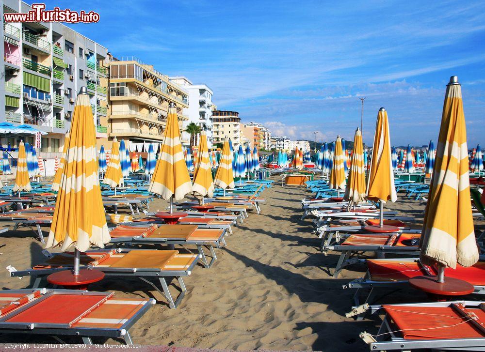 Immagine Hotels, ombrelloni e sdraio sulla costa adriatica di Durazzo in una giornata estiva, Albania - © LIUDMILA ERMOLENKO / Shutterstock.com