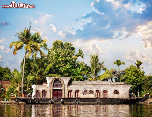 Immagine Una splendida houseboat solca le bacwaters di Alleppey (Alapphuza) nello stato del Kerala, India meridionale - foto © Pikoso.kz / Shutterstock.com