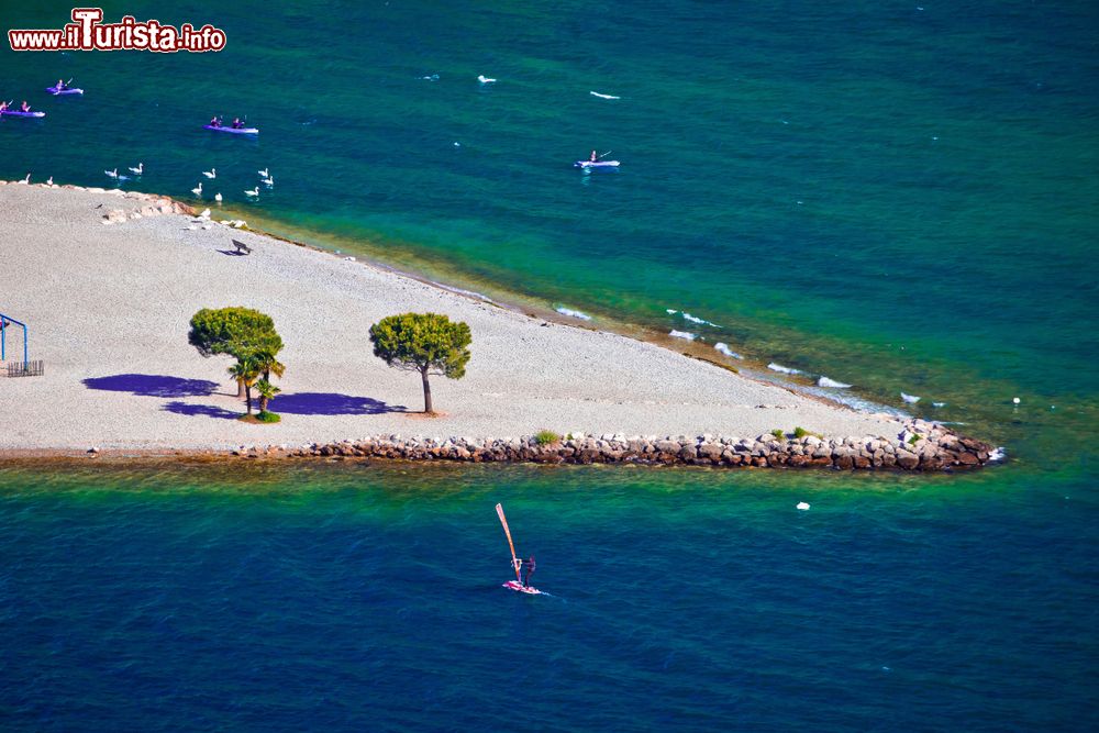Immagine Spiaggia sul lago di Garda alla foce del fiume Sarca vicino a Nago-Torbole