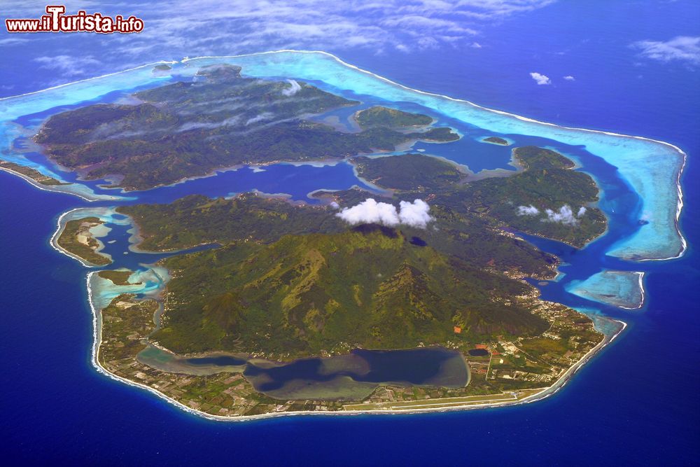 Immagine Huahine Island vista dall'aereo, Polinesia Francese: in primo piano, la pista dell'aeroporto lungo la costa.