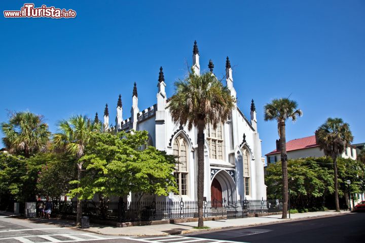 Immagine La Huguenot Church fu costruita a Charleston a metà del XIX secolo su progetto dell'architetto Edward Brickell White in stile neo-gotico ed è oggi tutelata come edificio storico - foto © Jorg Hackemann / Shutterstock.com