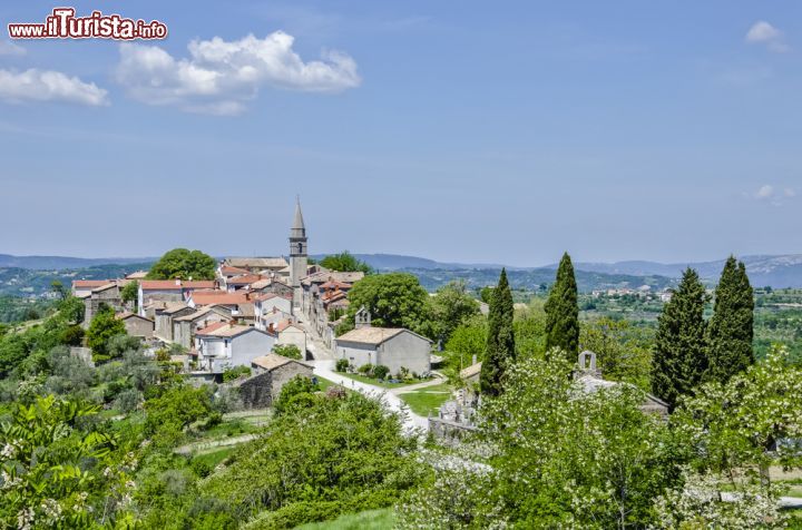 Immagine Hum in Istria è chiamata la più piccola città del mondo - © Sergey Didenko / Shutterstock.com
