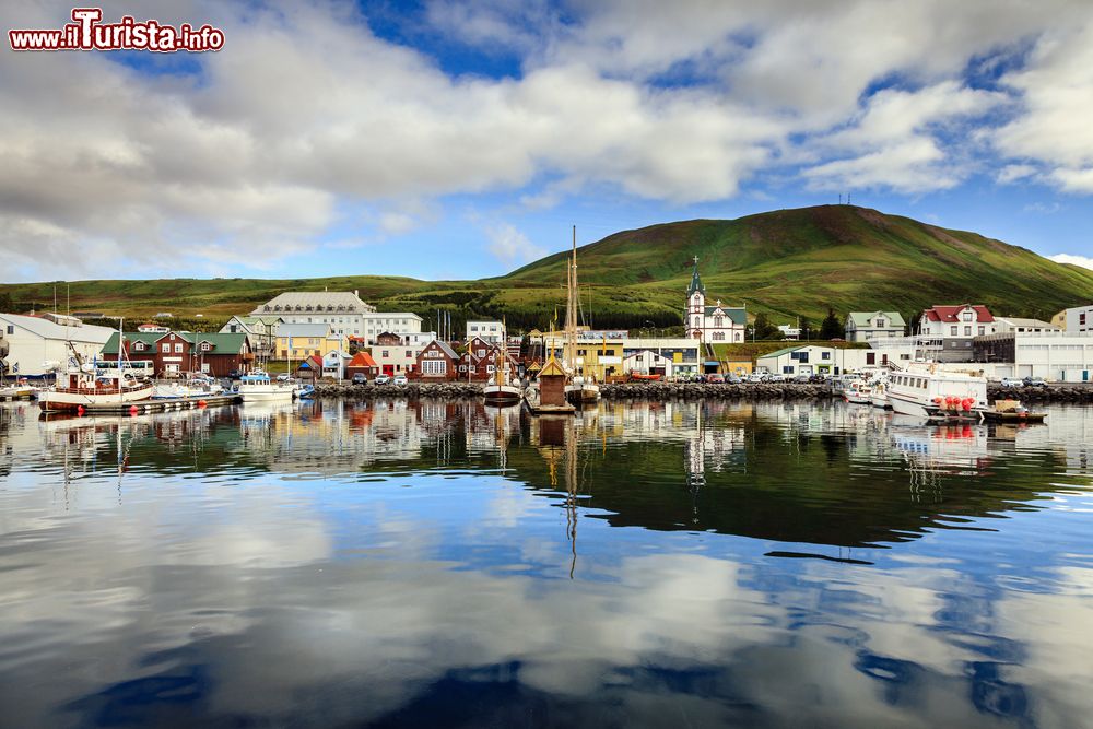 Immagine Husavik (Islanda) ha circa 2250 abitanti e si trova a 75 km da Akureyrie a 50 km dal Circolo Polare Artico.