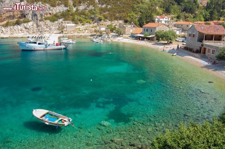 Immagine Una baia spettacolare vicino a Grebisce, isola di Hvar in Dalmazia - © Pawel Kazmierczak / Shutterstock.com