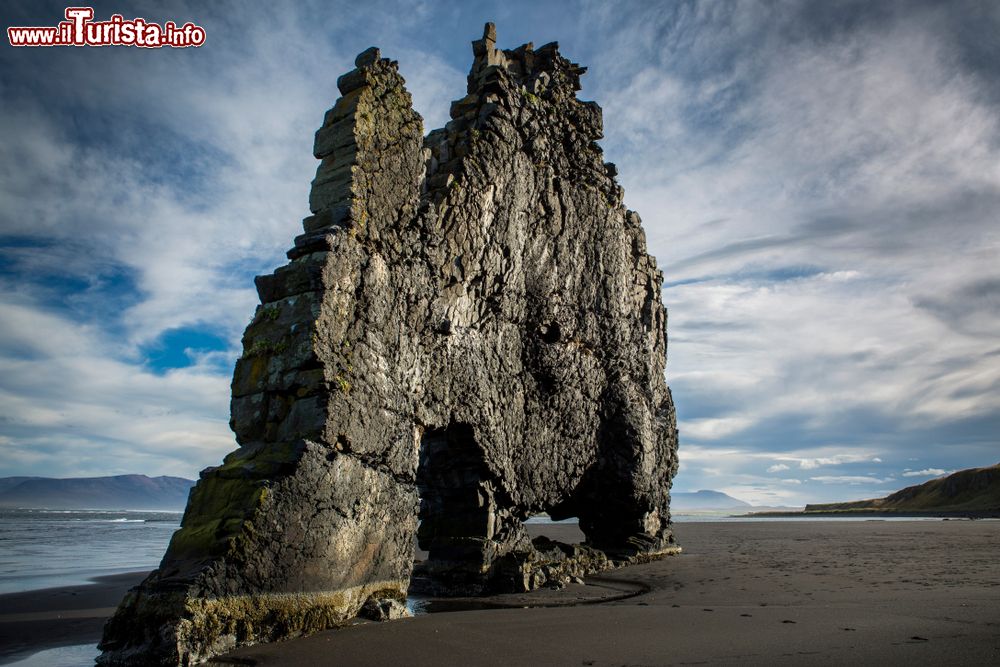 Immagine La Hvitserkur Rock, una spettacolare roccia basaltica che si trova circa 40 km più a nord di Hvammstangi. Siamo nella penisola di Vatnsnes, in Islanda.