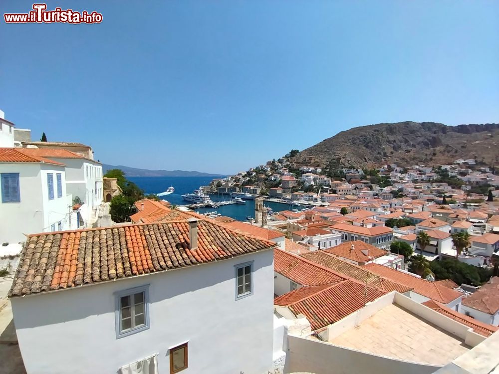 Immagine Veduta dall'alto del paesino di Hydra e del suo porto.