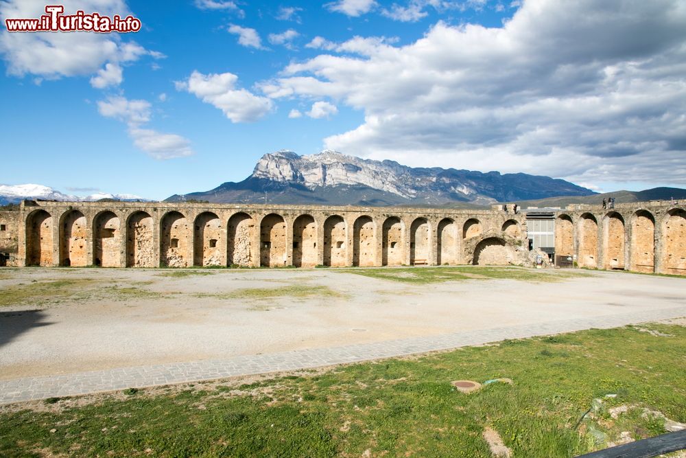 Immagine I bastioni della città di Ainsa con il monte Penya sullo sfondo, Pirenei, Spagna.