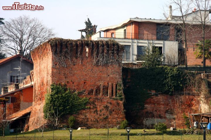 Immagine I bastioni di Oleggio, i resti cinta muraria - © Alessandro Vecchi - CC BY-SA 3.0,