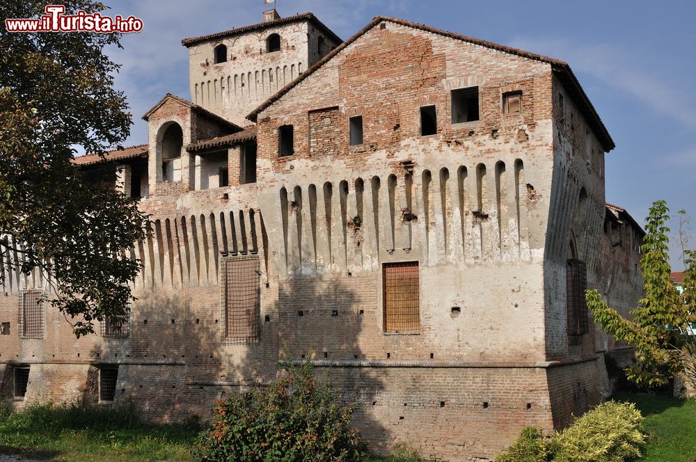 Immagine I bastioni imponenti del Castello di Roccabianca, provincia di Parma
