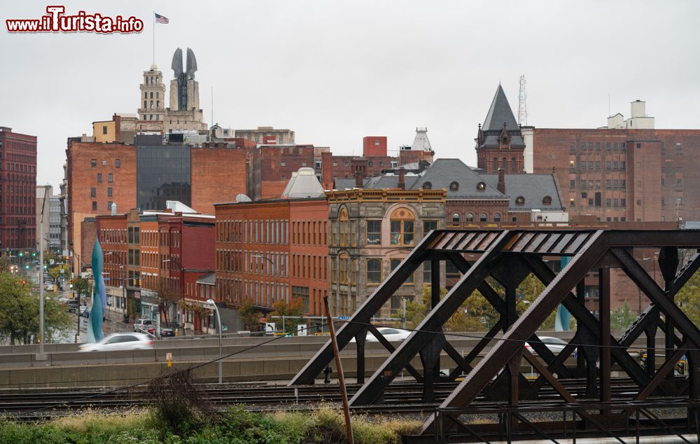 Immagine I binari del treno nel centro di Rochester, stato di New York (USA). Sullo sfondo, edifici e palazzi.