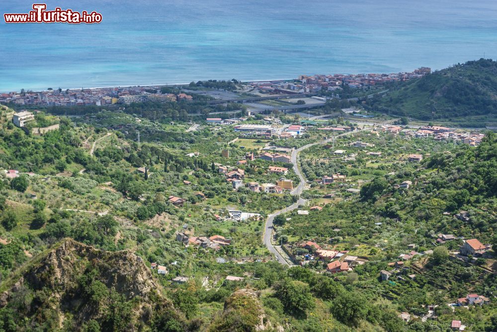 Immagine I borghi costieri di Santa Teresa di Riva e Sant'Alessio Siculo fotografati dai Monti Peloritani, zona di Savoca