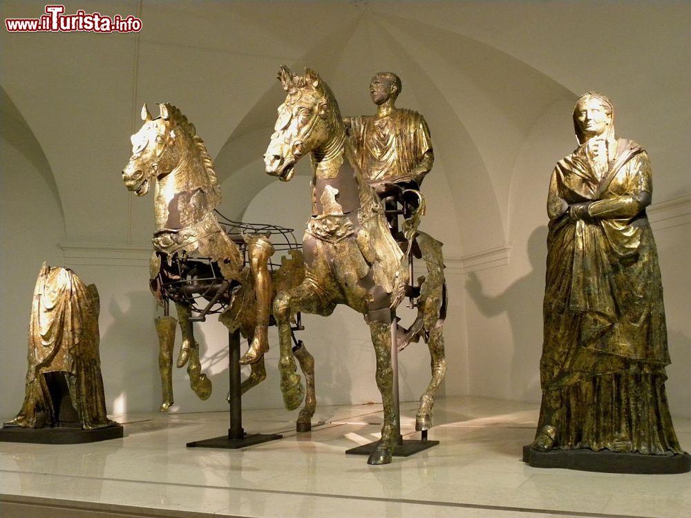 Immagine I bronzi dorati di Cartoceto di Pergola, Pesaro e Urbino. Questo gruppo scultoreo equestre di origine romana risale probabilmente al 50 a.C. e ritrae due cavalieri, due cavalli e due donne in piedi. 
