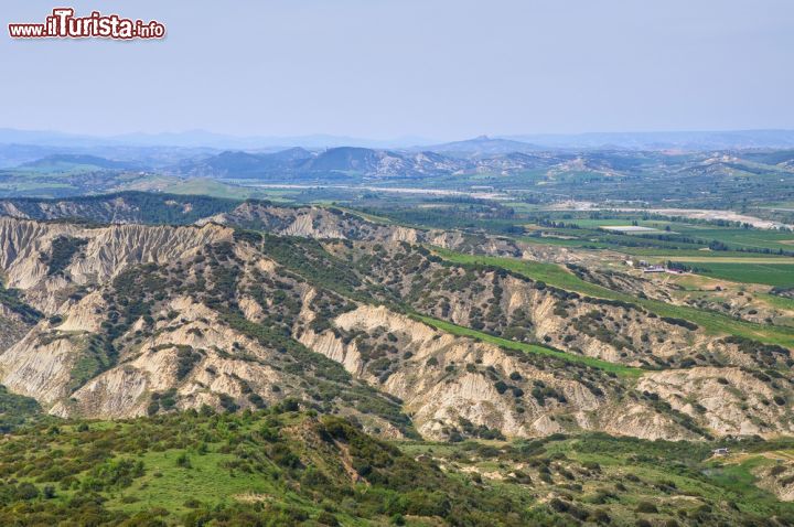 Immagine I calanchi nei dintorni di Tursi, Basilicata. Rappresentano una sorta di miracolo della natura. In questa zona si trova la più vasta area di calanchi della regione che rende il territorio particolarmente pregevole a livello paesaggistico e ambientale.