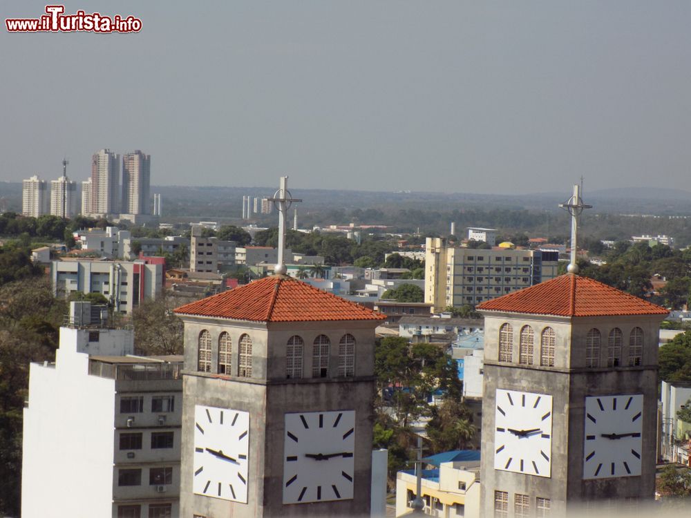 Immagine I campanili con orologio in una chiesa di Cuiaba, Brasile.