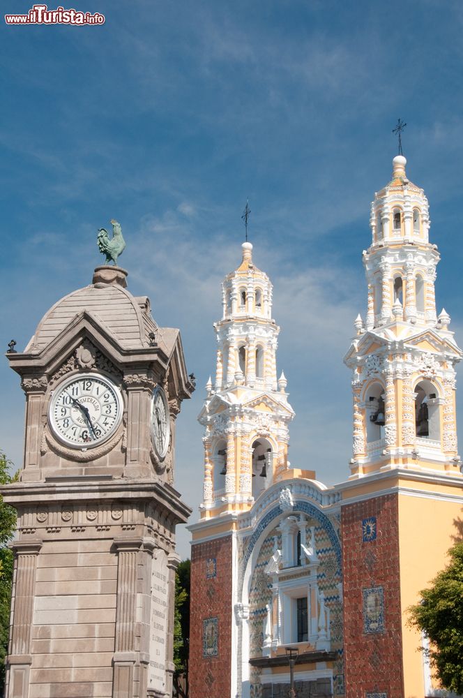 Immagine I campanili della chiesa di Nostra Signora di Guadalupe a Puebla, Messico, con la torre dell'orologio.