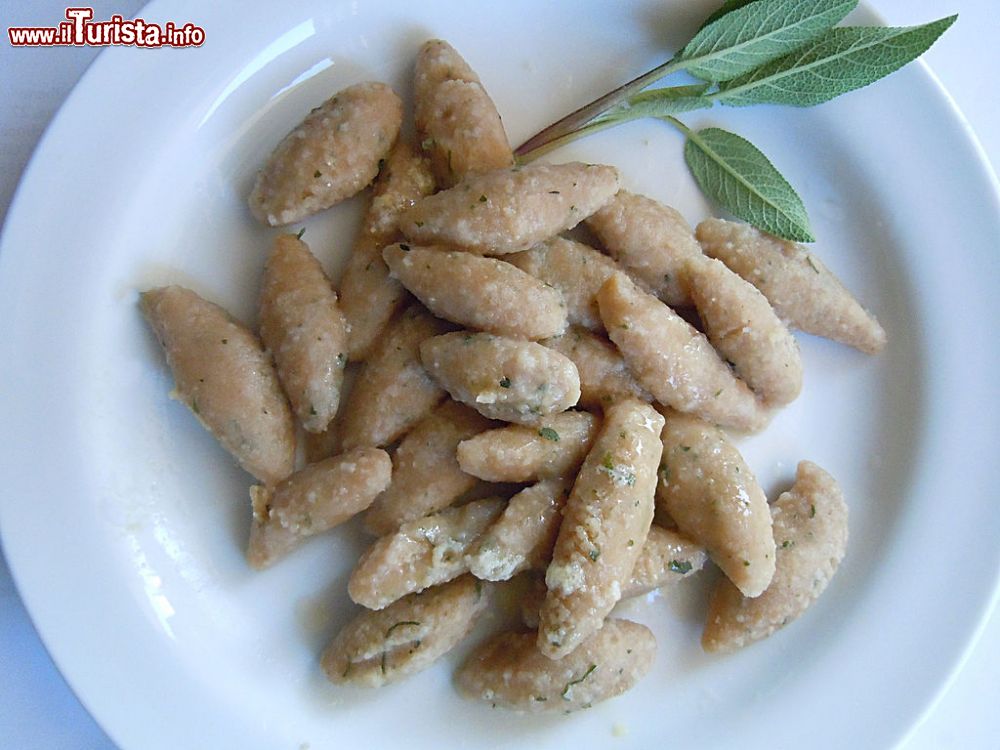 Immagine I Capunsei mantovani, uno dei prodotti tipici di Volta Mantovana - © Massimo Telò, CC BY-SA 3.0, Wikipedia