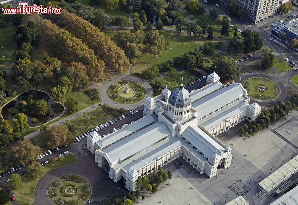 Immagine I Carlton Gardens e il Royal Exhibition Building di Melbourne, Australia, fotografati dall'alto.