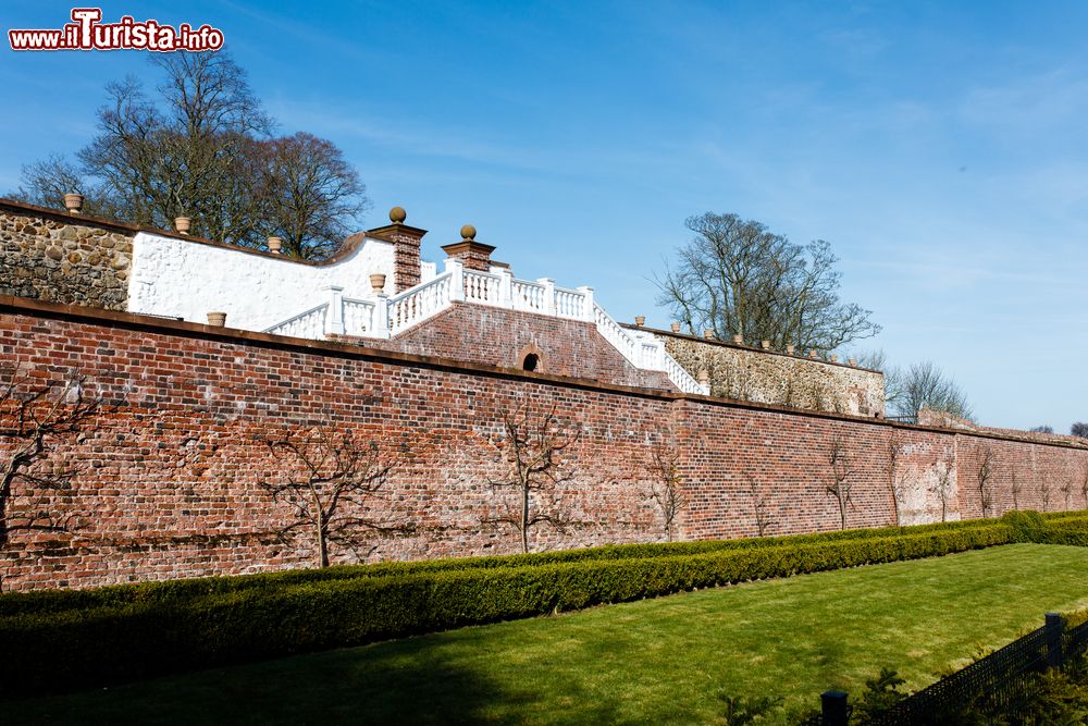 Immagine I Castle Gardens a Lisburn, Irlanda del Nord. Il parco, con le sue terrazze a giardino create nel 1650, è stato più volte restaurato. 