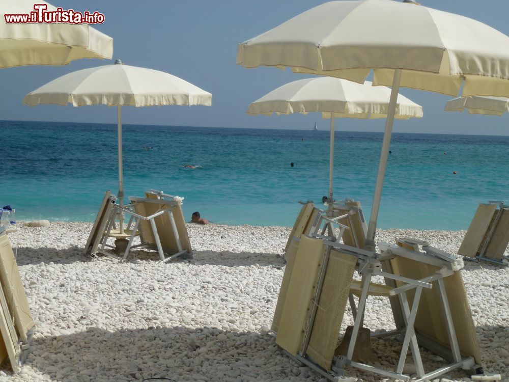 Immagine I ciottolini bianca della spiaggia di Portonovo, Stabilmento la Capannina