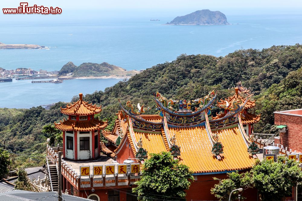 Immagine I colorati e decorati tetti di un tempio cinese a Chiufen, Taiwan. Questa cittadina si affaccia sul Mare Cinese Orientale.