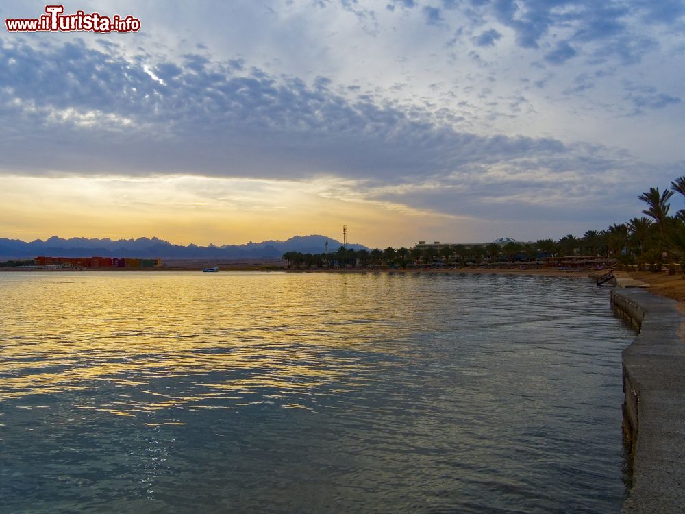 Immagine I colori del crepuscolo sulla spiaggia di Soma Bay (Hurghada, Egitto). Soma Bay sorge su uno dei tratti più affascinanti della costa del Mar Rosso.