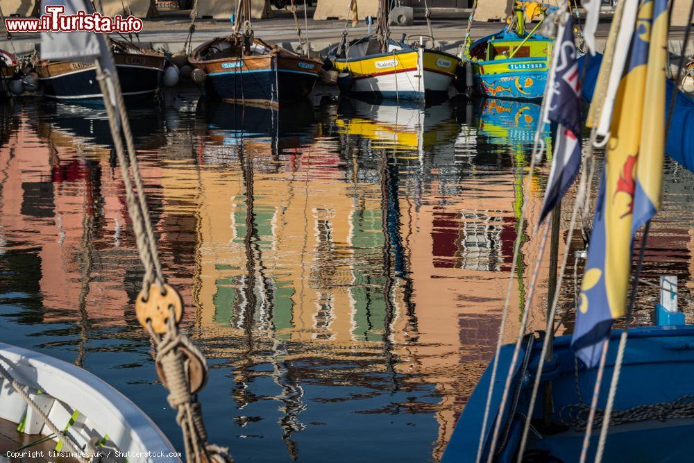 Immagine I colori delle barche riflessi nelle acque del porto di Sanary-sur-Mer (Francia) - © timsimages.uk / Shutterstock.com