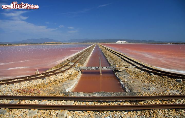 Immagine I colori delle saline di Sant'Antioco l'isola del sud-ovest della Sardegna - © Elisa Locci / Shutterstock.com