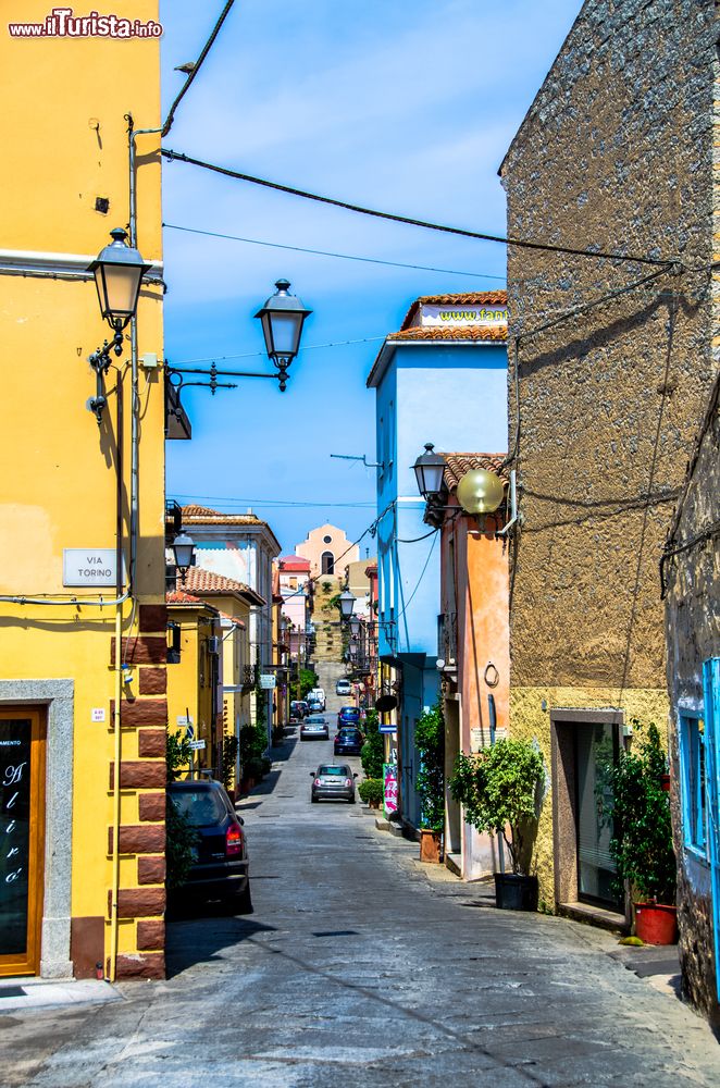 Immagine I colori pastello del centro di Arzachena, Sardegna. La caratteristica principale del centro storico di questa località è data dalle case con le facciate in granito, alcune delle quali dipinte con colori tenui ma luminosi.