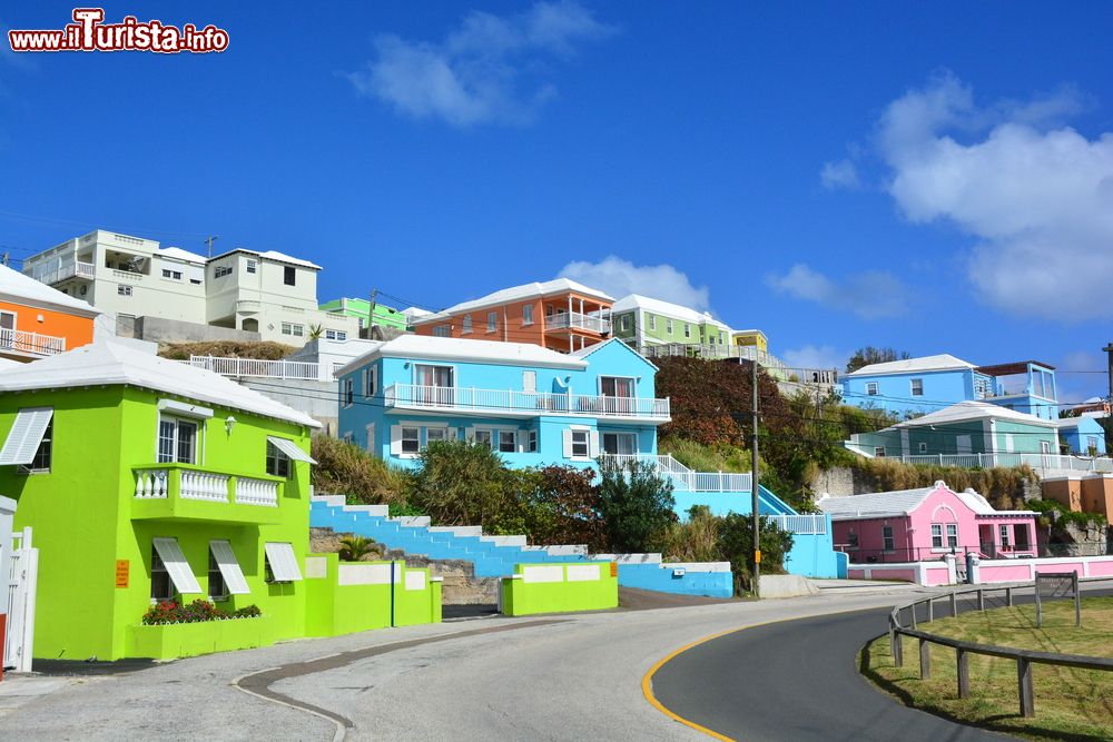 Immagine I colori tropicali delle case a Bermuda, Nord America. Quest'isola, il cui nome è Grande Bermuda, è l'isola più grande dell'arcipelago.