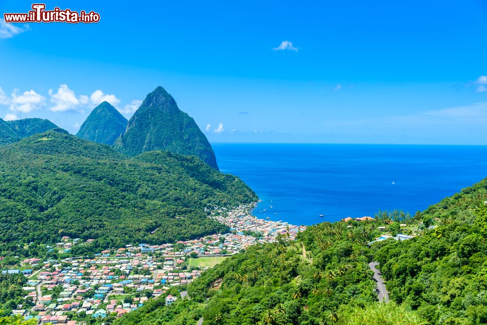 Immagine I due coni vulcanici dei Pitons vicino a Soufriere sull'isola caraibica di Saint Lucia.