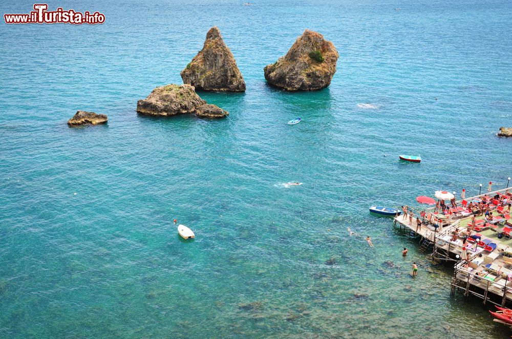 Immagine I Due Fratelli di Vietri sul Mare, Salerno, Campania. Una suggestiva immagine dei due scogli rocciosi della Costiera Amalfitana da sempre simbolo della località di Vietri. Tante sono le leggende sulla loro comparsa in queste acque della provincia salernitana. 