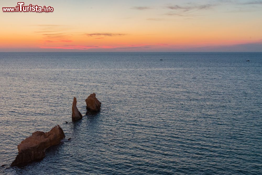 Immagine I faraglioni di Terrasini al tramonto, costa della Sicilia