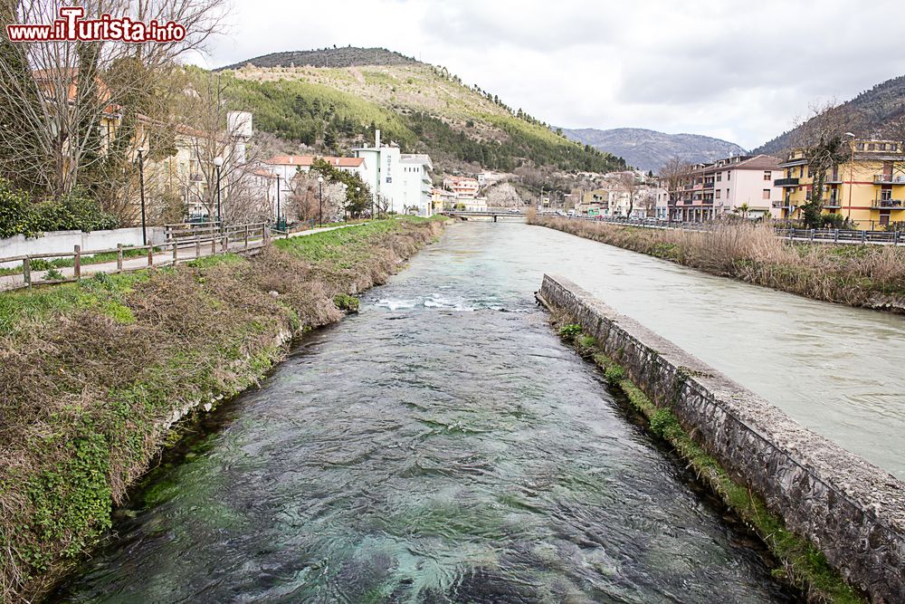 Immagine I fiumi Aterno e Pescara si uniscono nel borgo di Popoli, Abruzzo.