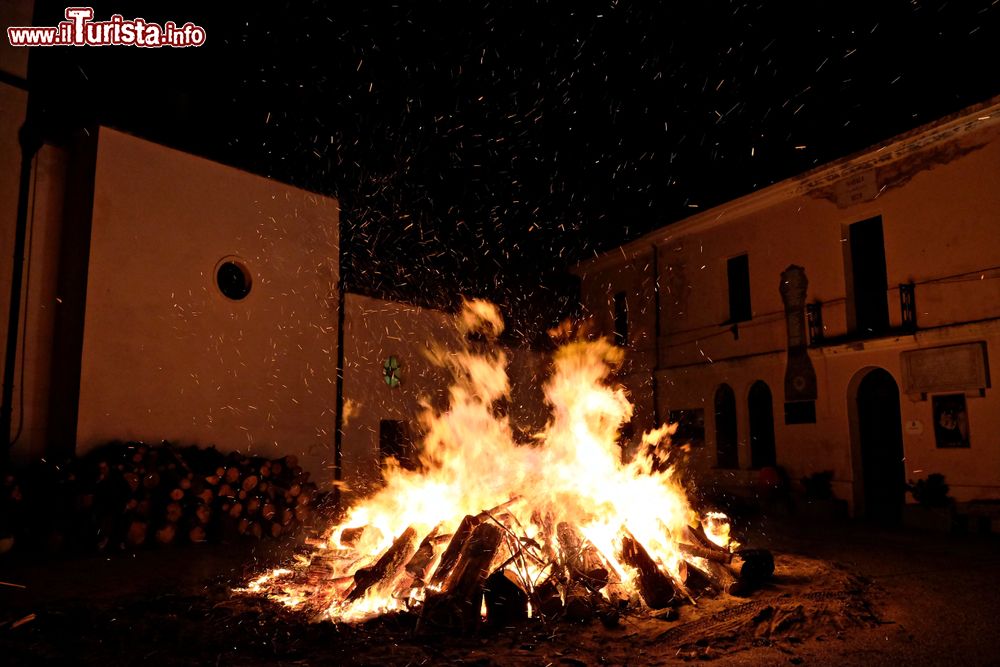 Immagine I fuochi di Sant'Antonio Abate nel centro di Sadali in Sardegna