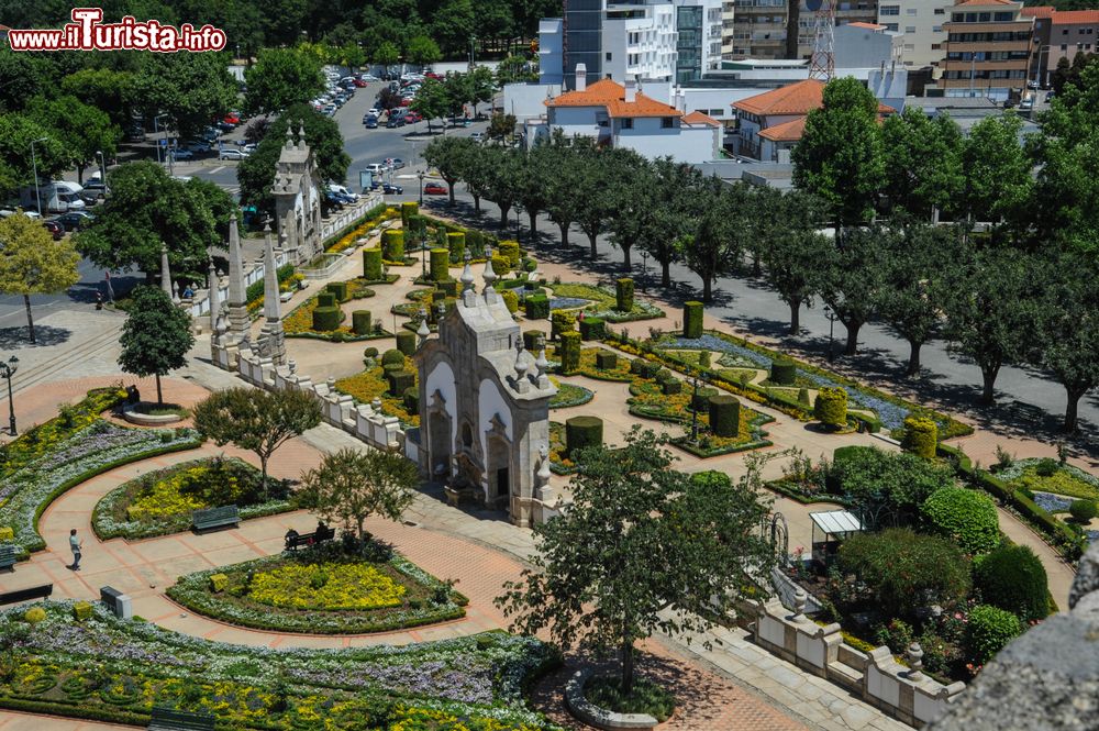 Immagine I giardini decorati in una piazza di Barcelos, comune del distretto di Braga, Portogallo. Questa cittadina sul fiume Cavado è situata lungo il Cammino Portoghese, il percorso che da Lisbona porta a Santiago de Compostela.