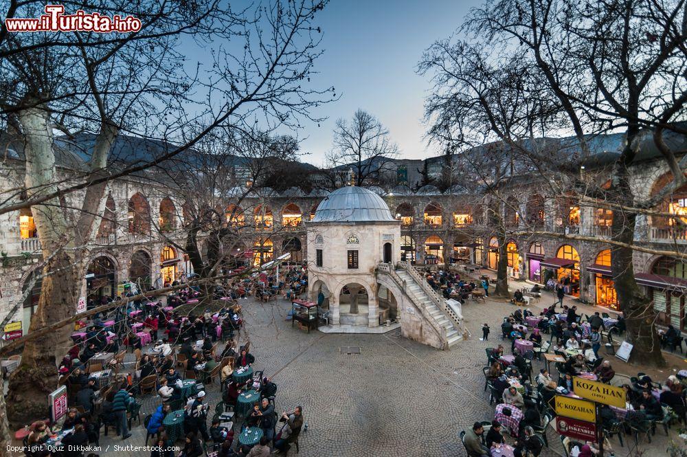 Immagine I giardini del tè e i negozi di seta al Koza Han Silk Bazaar a Bursa, Turchia.  Il bazaar di Koza Han fu costruito nel 1451: al suo interno accoglie piccole botteghe che vendono abiti in seta e scialli - © Oguz Dikbakan / Shutterstock.com