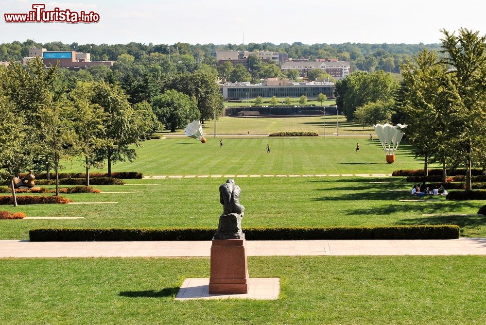 Immagine I giardini dell'Art Museum di Kansan City, Missouri. Questa galleria d'arte è conosciuta per la sua architettura neoclassica e la sua collezione d'arte aisatica.