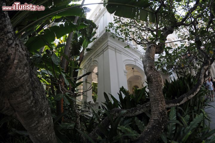 Immagine I giardini tropicali in cui è immerso il Raffles Hotel di Singapore. Divenuto ben presto sinonimo di lusso orientale, citato anche nei romanzi di Joseph Conrad e Somerset Maugham, oltre che simbolo della città, l'edificio principale del Raffles Hotel fu inaugurato nel 1899 dai fratelli Sarky già proprietari di altri due grandi hotel coloniali come lo Strand a Yangon e l'Eastern & Oriental a Penang - © Sonja Vietto Ramus